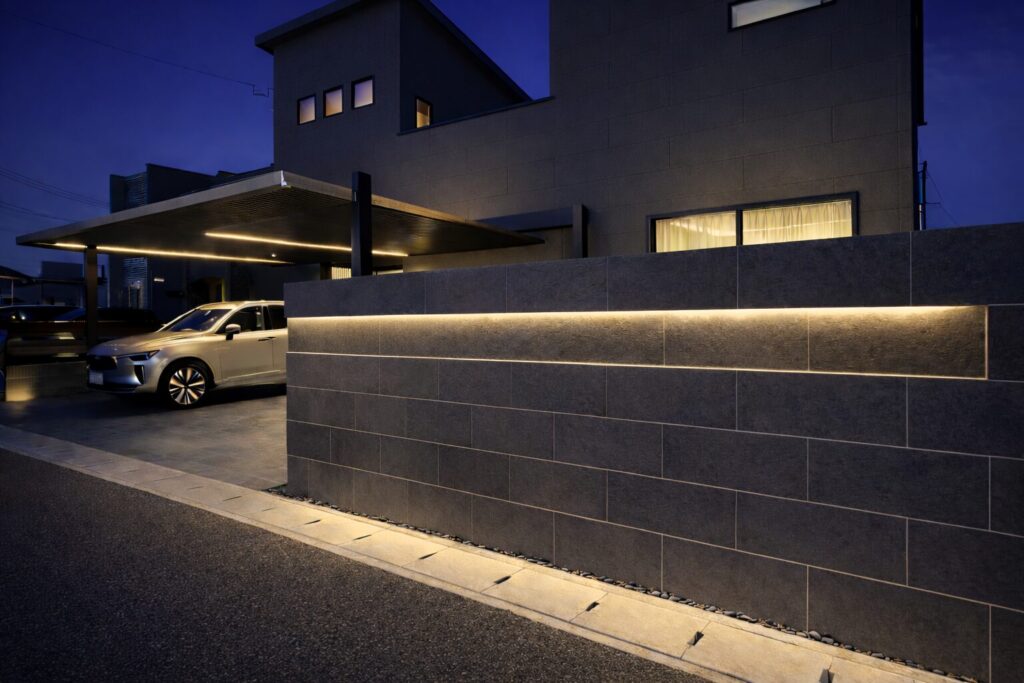 姫路市で施工した新築外構施工事例。タイルとカーポートの組み合わせで、カーポートのボリューム感を活かしながら 重くなり過ぎないバランスを取った外構です。