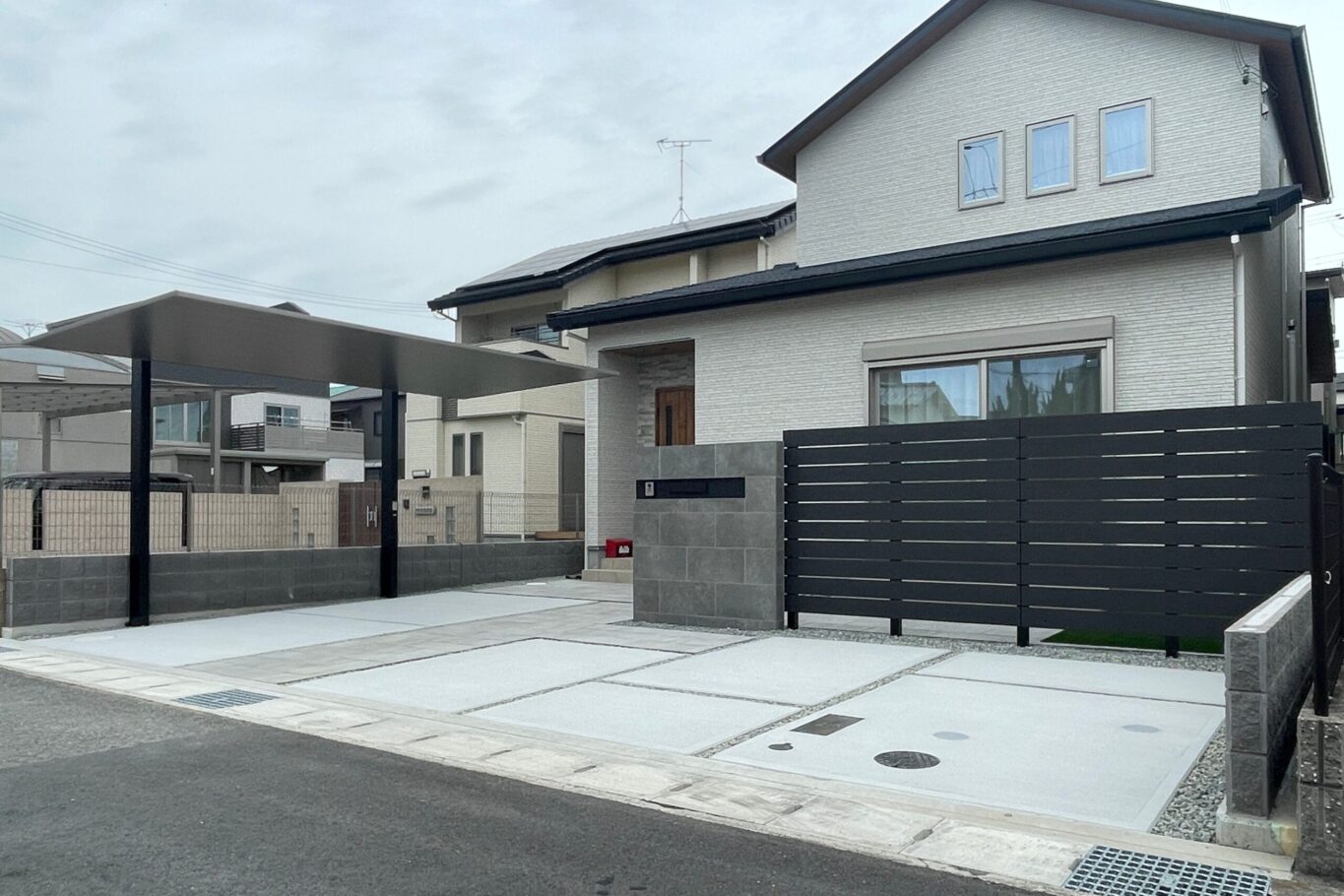 姫路市｜新築外構施工事例｜スタイリッシュなカーポートとタイル門柱が印象的な上質外構