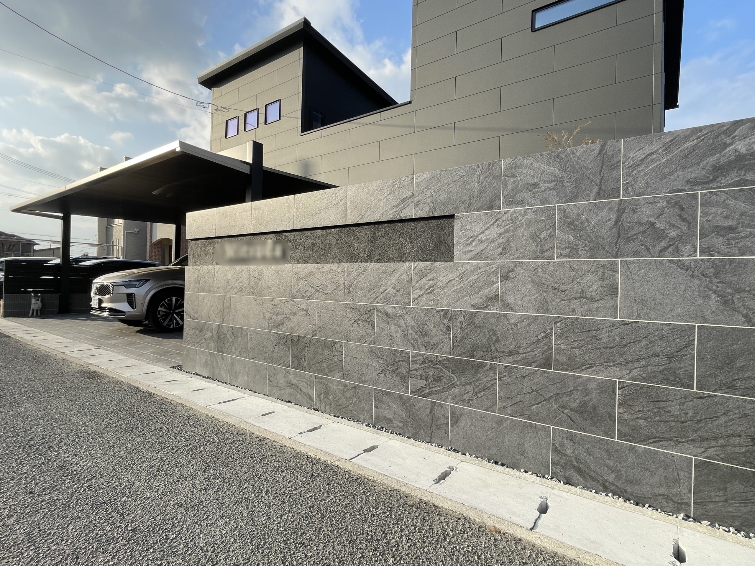 姫路市の新築外構施工例。グレー系タイルで仕上げた門柱とフラット屋根カーポートが印象的なシンプルモダン外構。