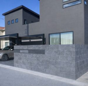 姫路市で施工した新築外構施工事例。タイルとカーポートの組み合わせで、カーポートのボリューム感を活かしながら 重くなり過ぎないバランスを取った外構です。