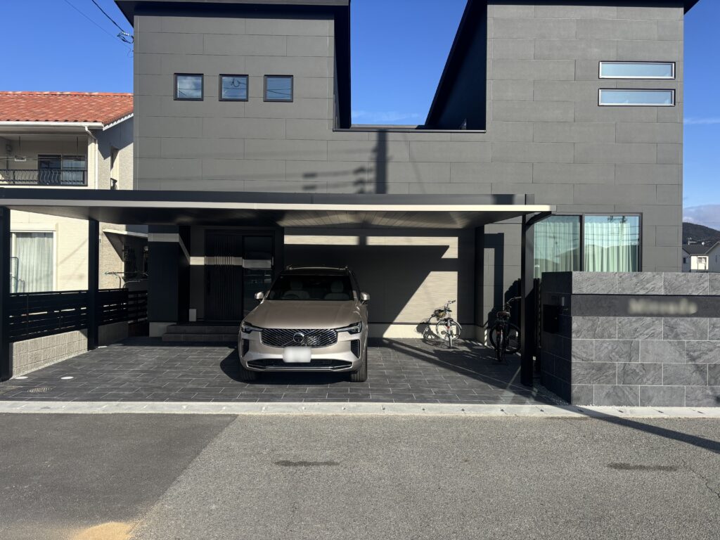 姫路市で施工した新築外構施工事例。タイルとカーポートの組み合わせで、カーポートのボリューム感を活かしながら 重くなり過ぎないバランスを取った外構です。
