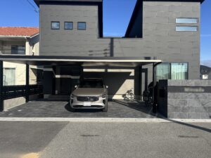 姫路市で施工した新築外構施工事例。タイルとカーポートの組み合わせで、カーポートのボリューム感を活かしながら 重くなり過ぎないバランスを取った外構です。