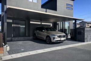 姫路市で施工した新築外構施工事例。タイルとカーポートの組み合わせで、カーポートのボリューム感を活かしながら 重くなり過ぎないバランスを取った外構です。