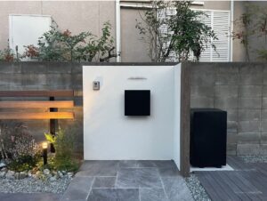 姫路市で施工した、塗り壁の門柱と宅配ボックス備えた、ナチュラルモダン外構の施工例。