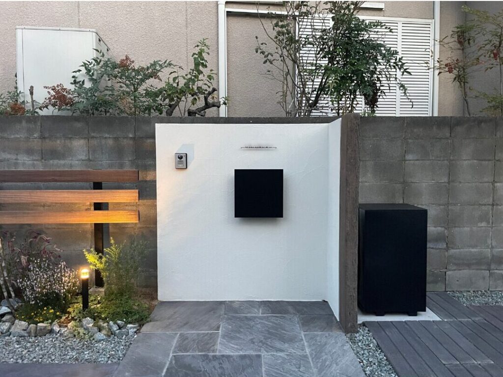 姫路市で施工した、塗り壁の門柱と宅配ボックス備えた、ナチュラルモダン外構の施工例。