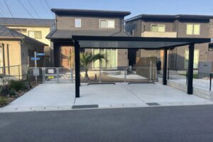 カリフォルニアスタイルで整えた、カーポートとアメリカンフェンスが似合いすぎる外構。