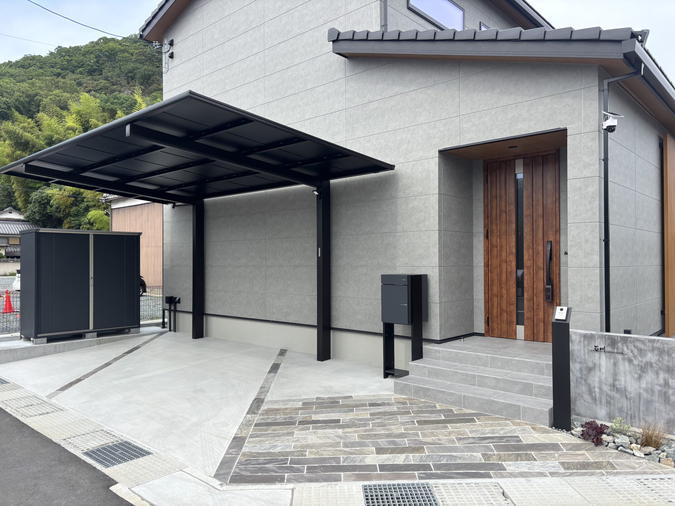 姫路市の新築外構施工事例。ブラックカーポートと石張りアプローチを採用したシンプルモダン外構。