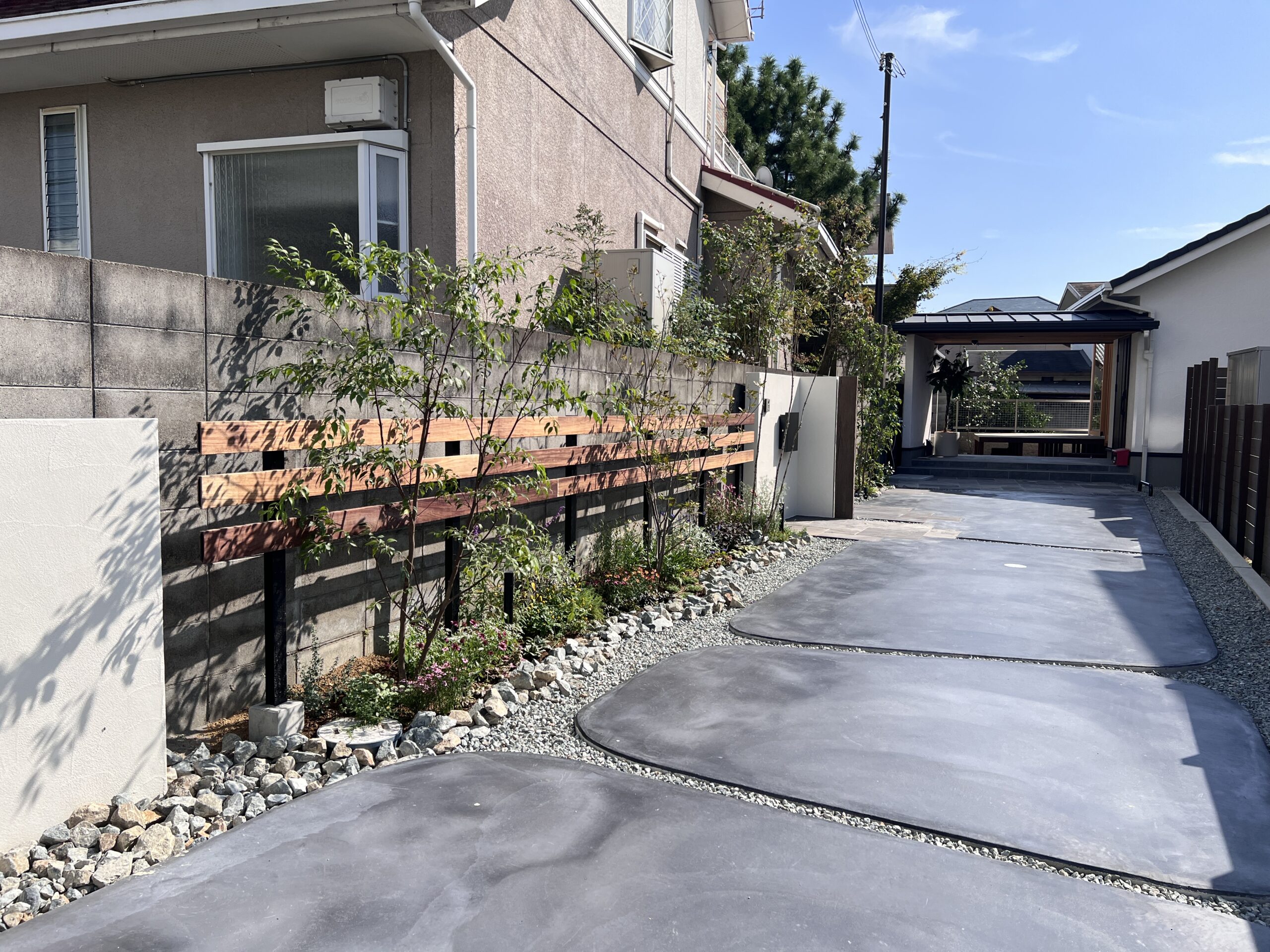 姫路市の新築外構施工事例｜曲線デザインの土間コンクリートと植栽を組み合わせたシンプルモダンな駐車スペース