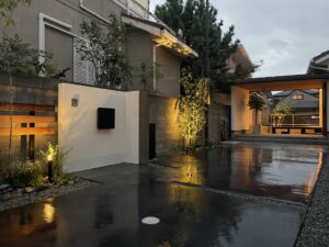 姫路市の外構施工例。夜間照明で演出した門柱と駐車場、アプローチが一体となったンチュラルモダン外構。