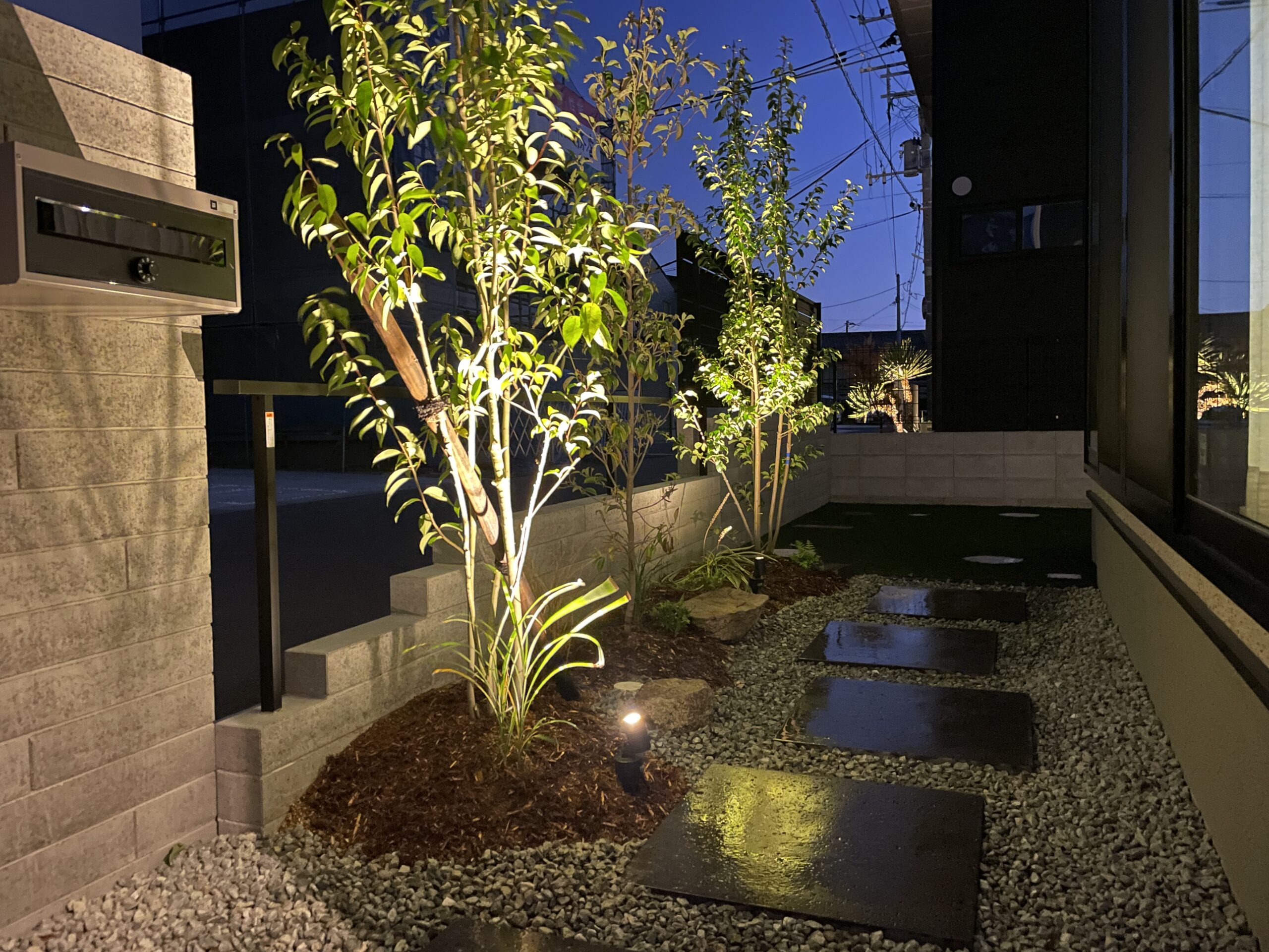 姫路市新築外構の植栽をライトアップした門まわり