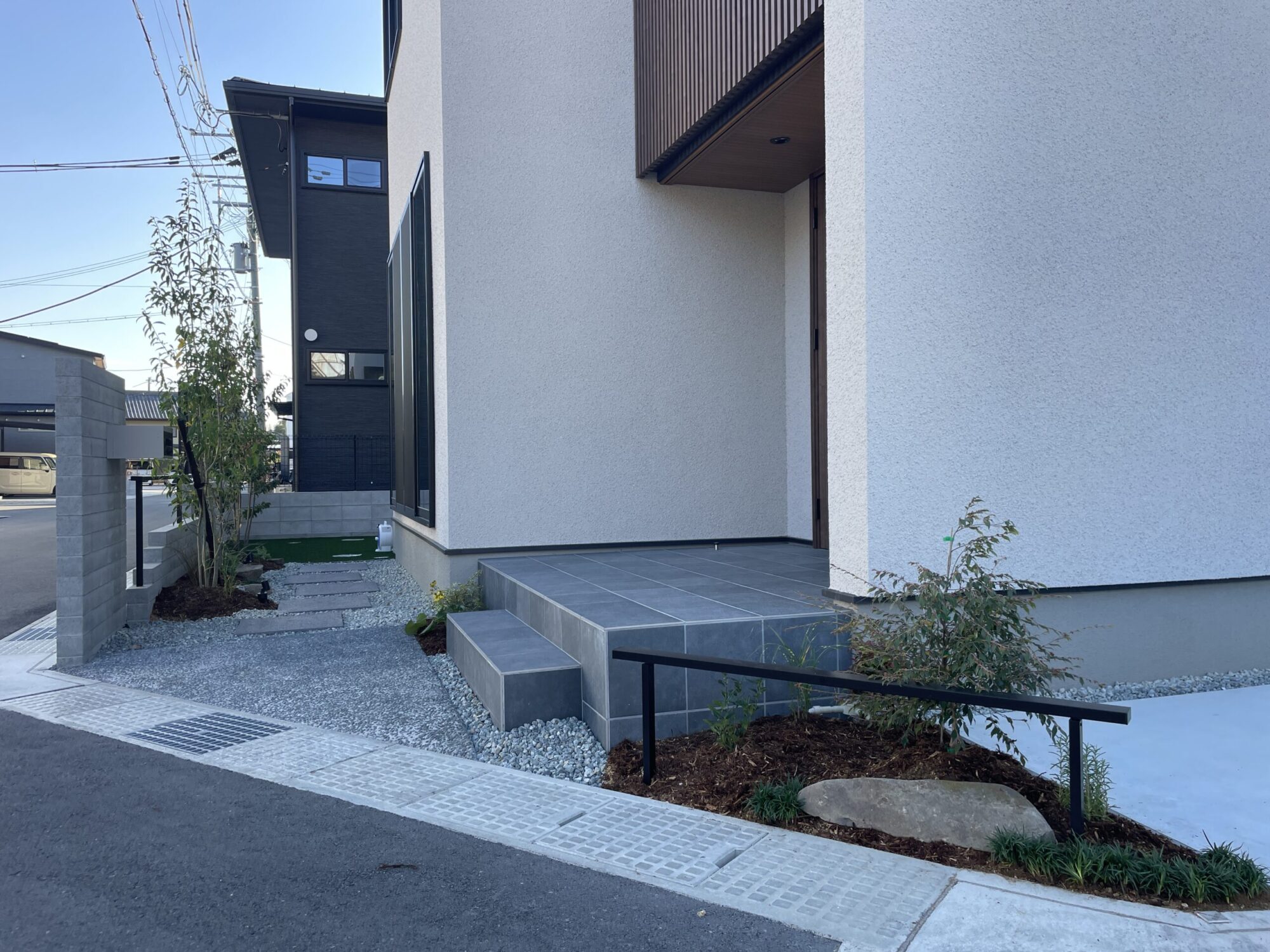 植栽のある門まわり