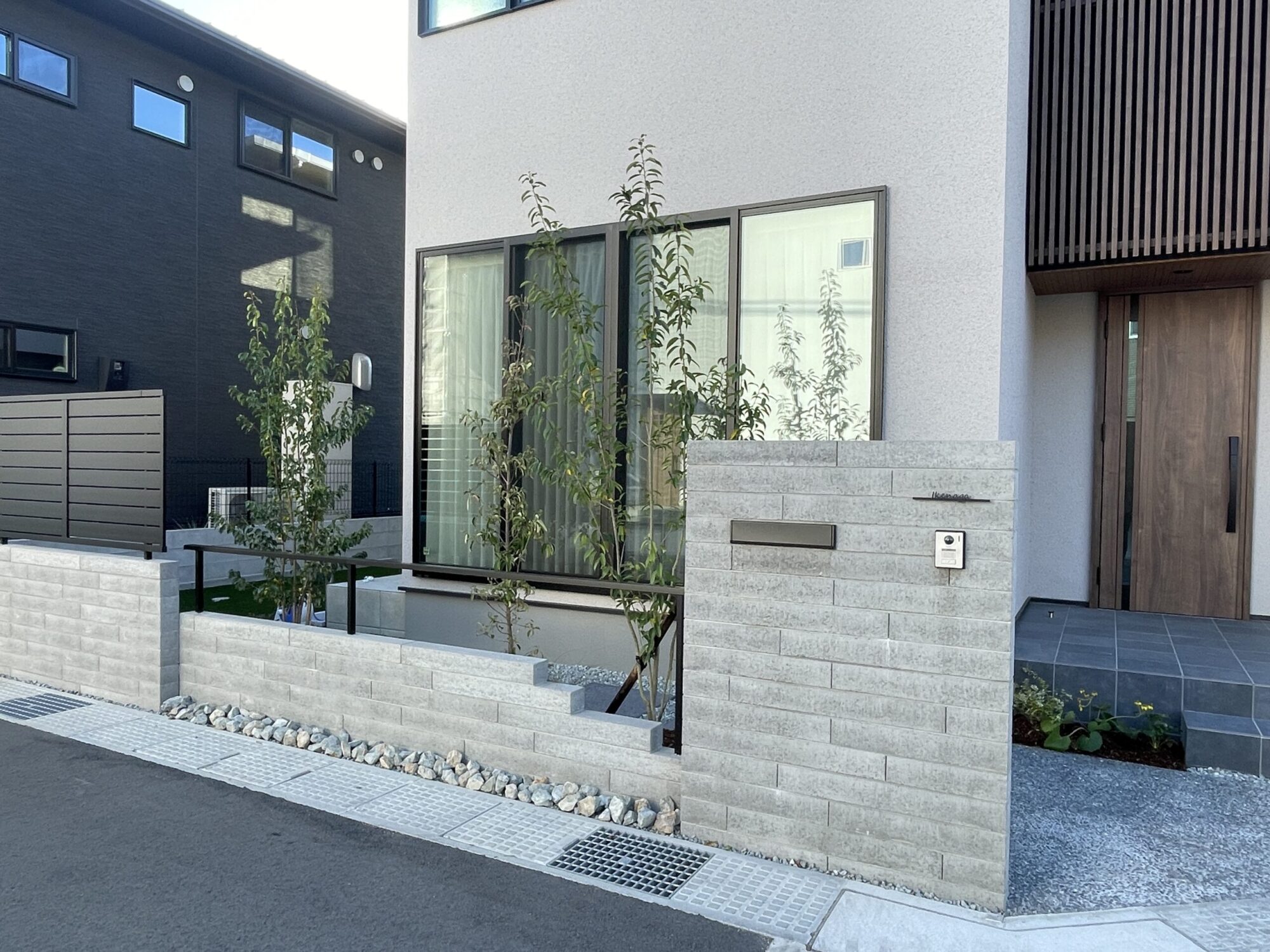ブロック門柱と植栽のある門まわり