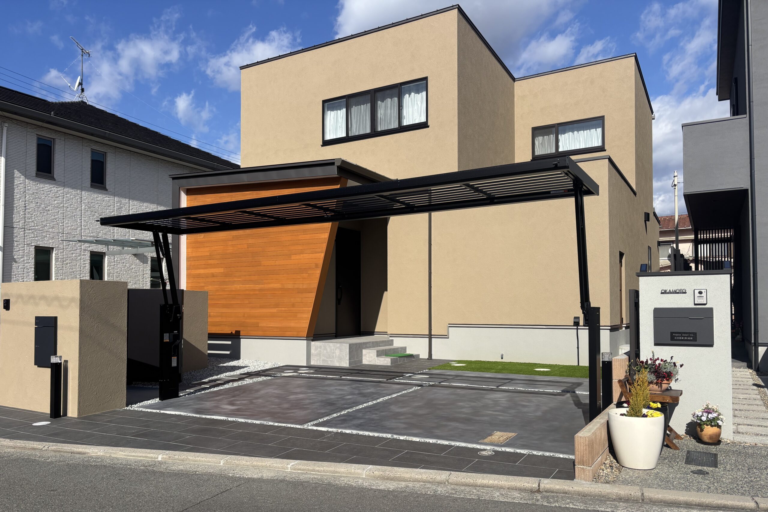 姫路市｜新築外構施工事例｜黒×グレーの統一感に、ベージュが映えるシンプルモダン外構