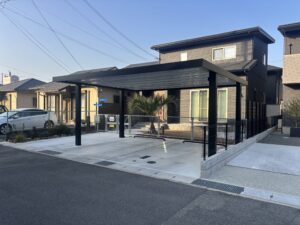 カリフォルニアスタイルで整えた、カーポートとアメリカンフェンスが似合いすぎる外構。