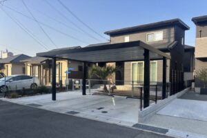 カリフォルニアスタイルで整えた、カーポートとアメリカンフェンスが似合いすぎる外構。