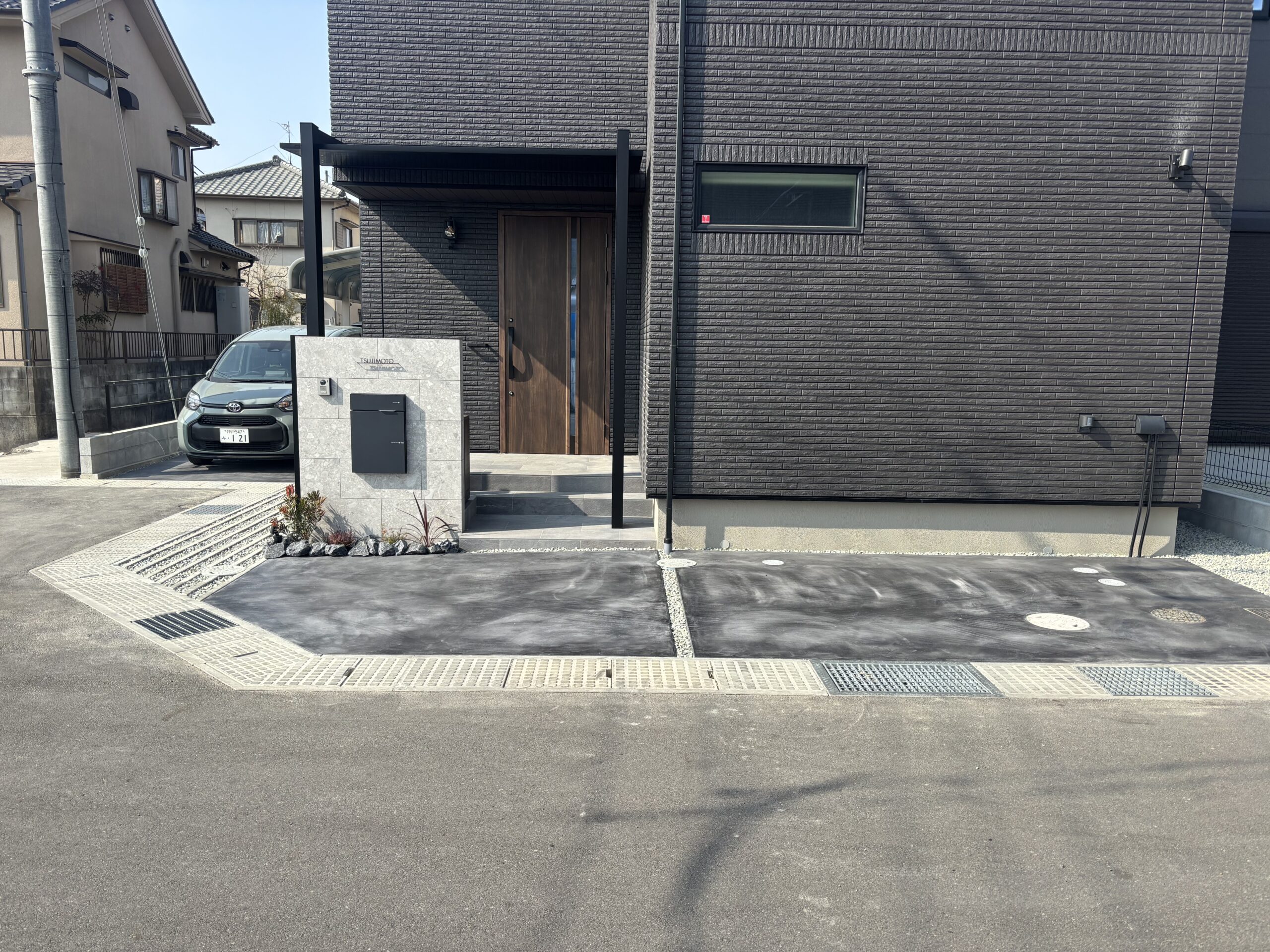 姫路市｜新築外構施工事例｜シンプルモダンなタイル門柱の外構