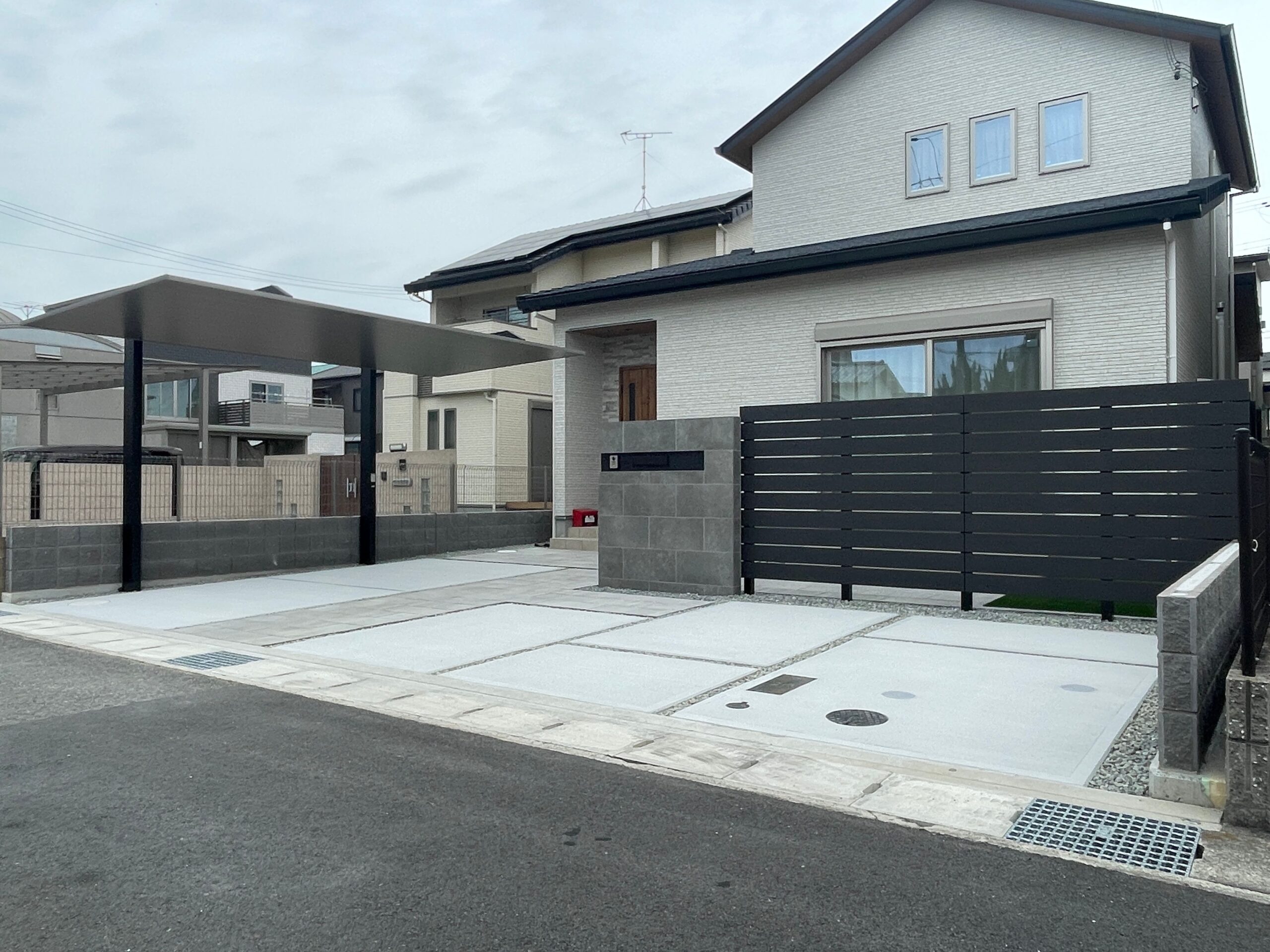 姫路市「スタイリッシュなカーポートとタイル門柱が印象的な上質外構」