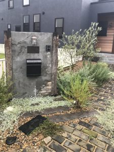 アンティークな門柱