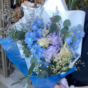 青い花のブーケ