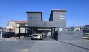 姫路市で施工した新築外構施工事例。タイルとカーポートの組み合わせで、カーポートのボリューム感を活かしながら 重くなり過ぎないバランスを取った外構です。