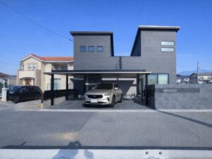 姫路市で施工した新築外構施工事例。タイルとカーポートの組み合わせで、カーポートのボリューム感を活かしながら 重くなり過ぎないバランスを取った外構です。