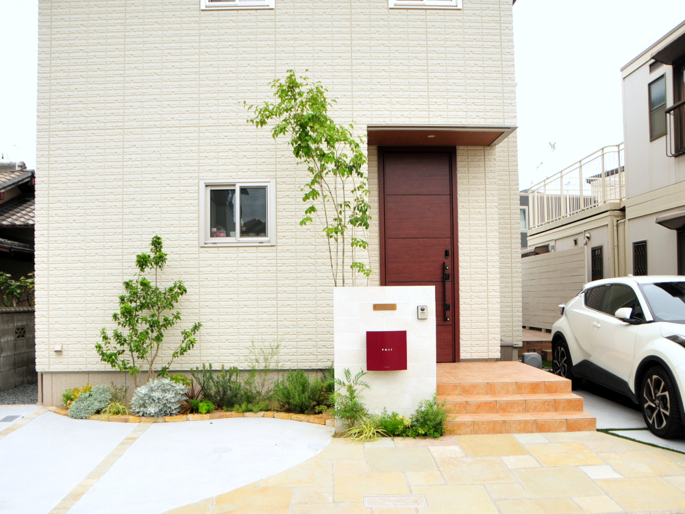 姫路市「タイル張りの門柱が素敵なお庭」