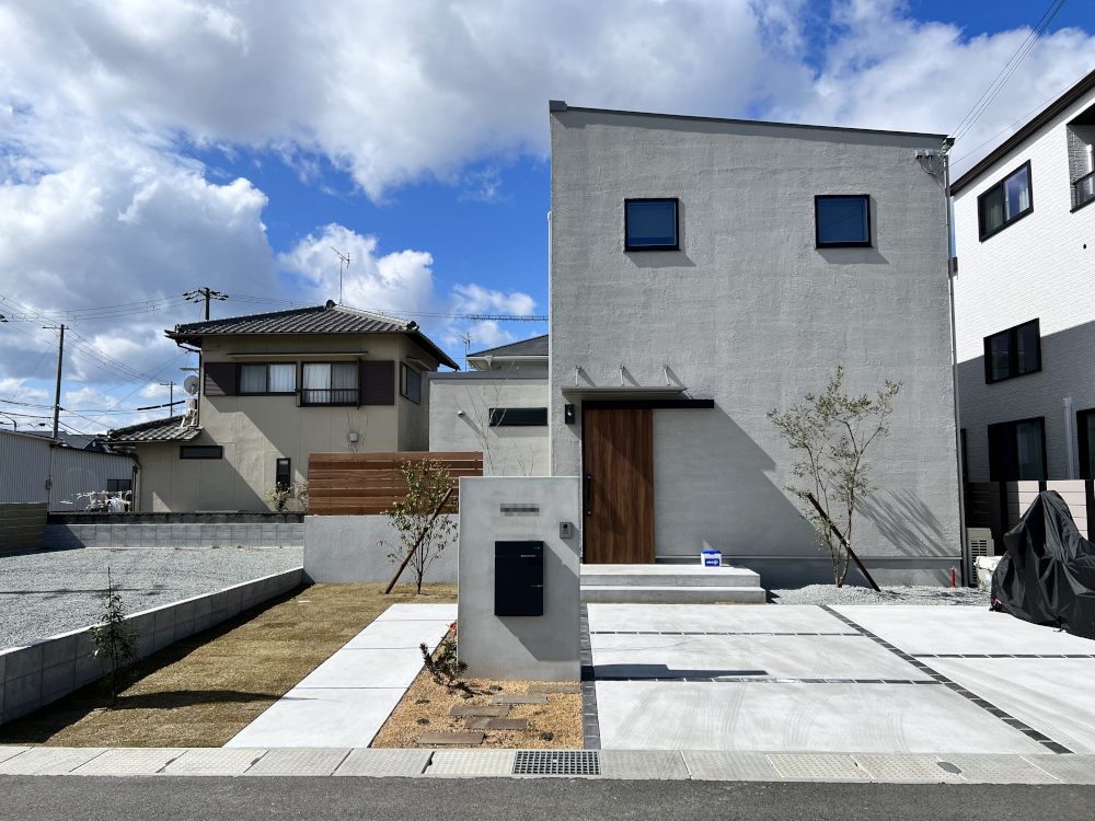 姫路市「広々コンクリートデッキでくつろげるシンプルモダンなお庭」