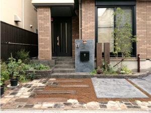 アンティークな雰囲気のアプローチ周り