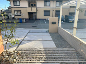 玄関ポーチから見たアプローチ