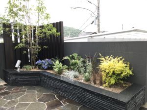 和モダンな花壇