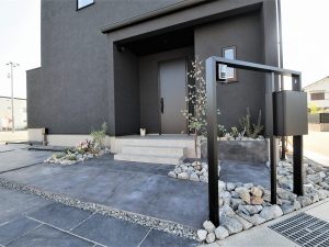 門柱とアプローチ