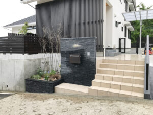 和モダンな門柱