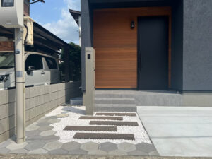 スタイリッシュな機能門柱