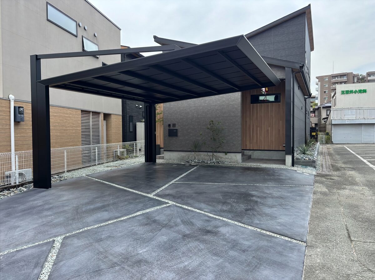 姫路市の新築外構・2台用カーポートとカラーコンクリートの駐車スペース