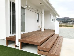 機能的なウッドデッキ