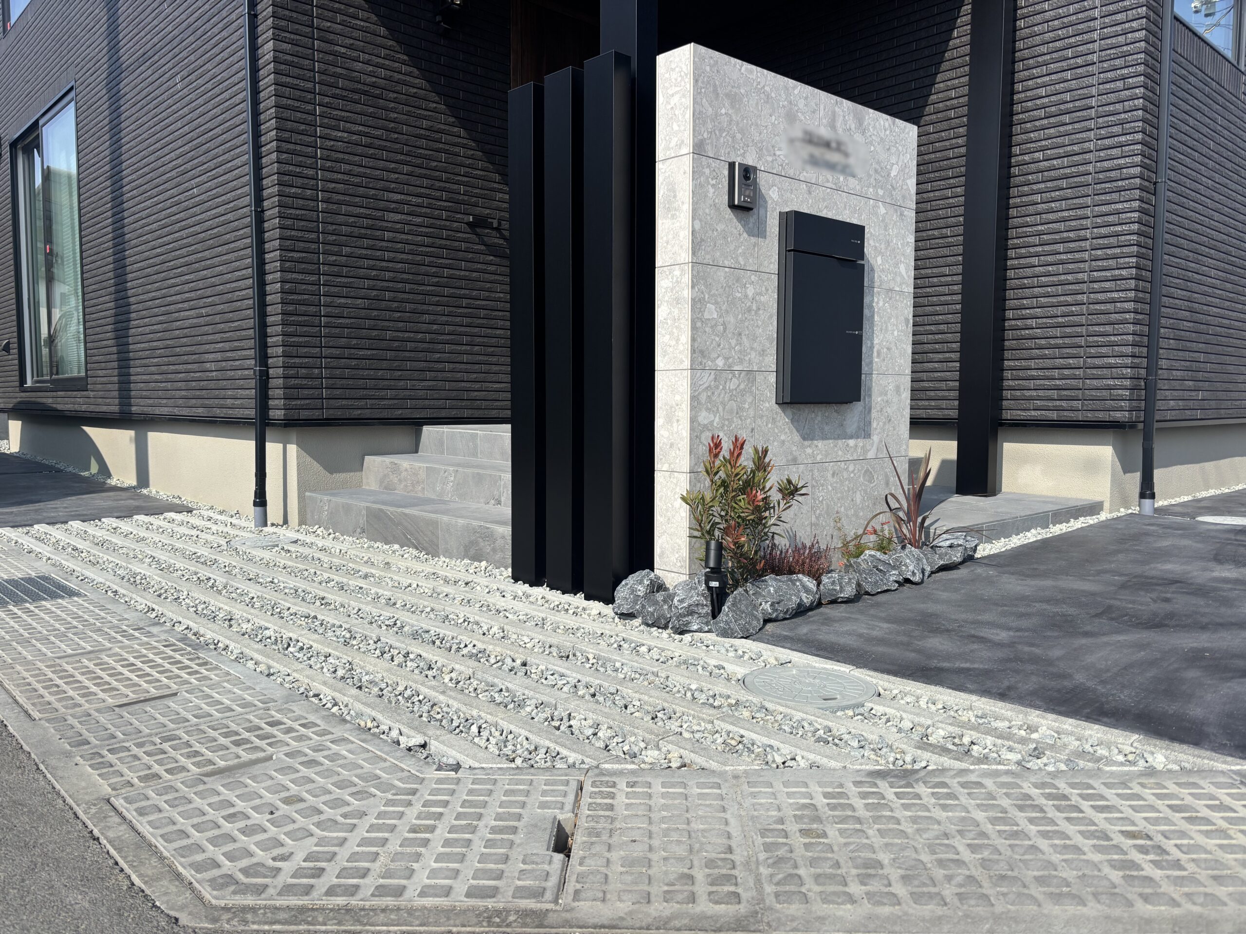 姫路市の新築外構施工事例｜タイル門柱と植栽を組み合わせたシンプルモダン外構の玄関アプローチ