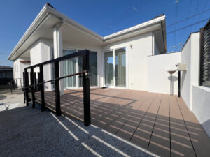 樹脂木のウッドデッキ