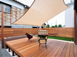 ウッドデッキと目隠しフェンス