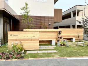 ウッドフェンスとベンチ